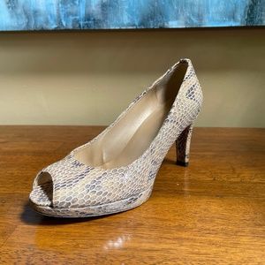 Stuart Weitzman snakeskin platform pumps, size 8